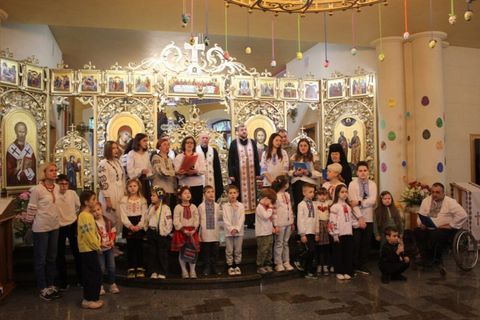 Владика Василь Тучапець вшанував матерів разом з дітьми при катедральному соборі у Харкові