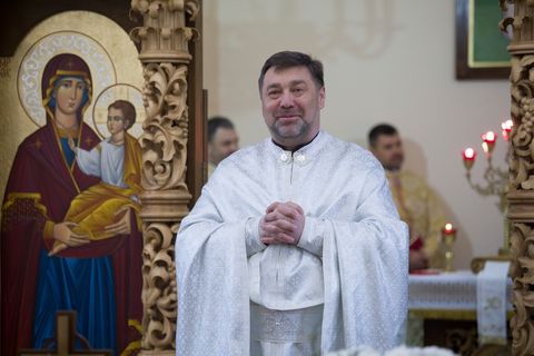 «Наріжний камінь храму — це символ воскреслого Ісуса Христа. Така будівля вистоїть попри всі бурі», — отець Олег Панчиняк, настоятель храму УГКЦ у Броварах