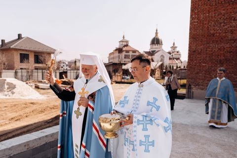 В Івано-Франківській архиєпархії освятили наріжний камінь майбутнього центру реабілітації та паліативної допомоги