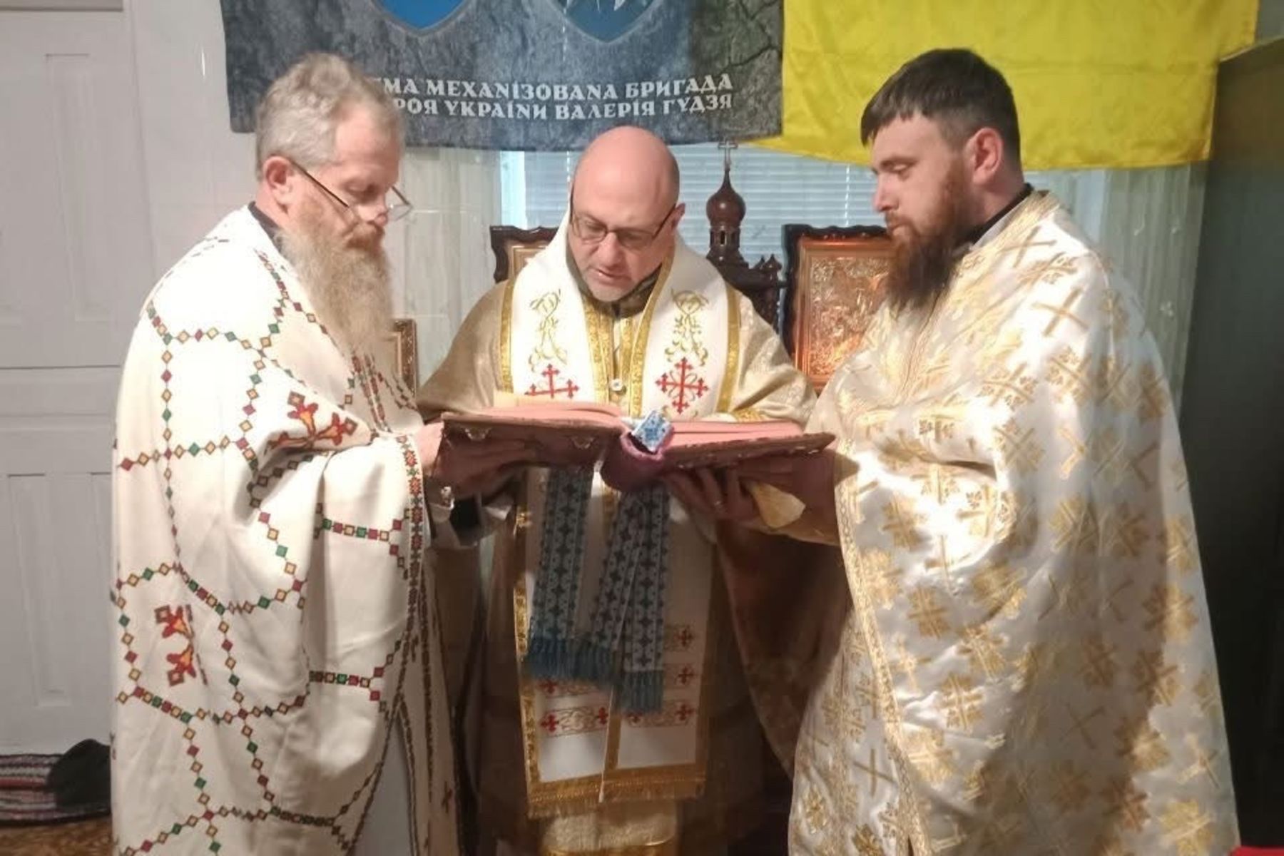 Великдень на передовій: владика Богдан Манишин відвідав українських захисників