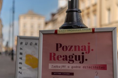 «Подбаймо про безпечне дитинство», — Центр гідності дитини УКУ відкрив виставку у Варшаві