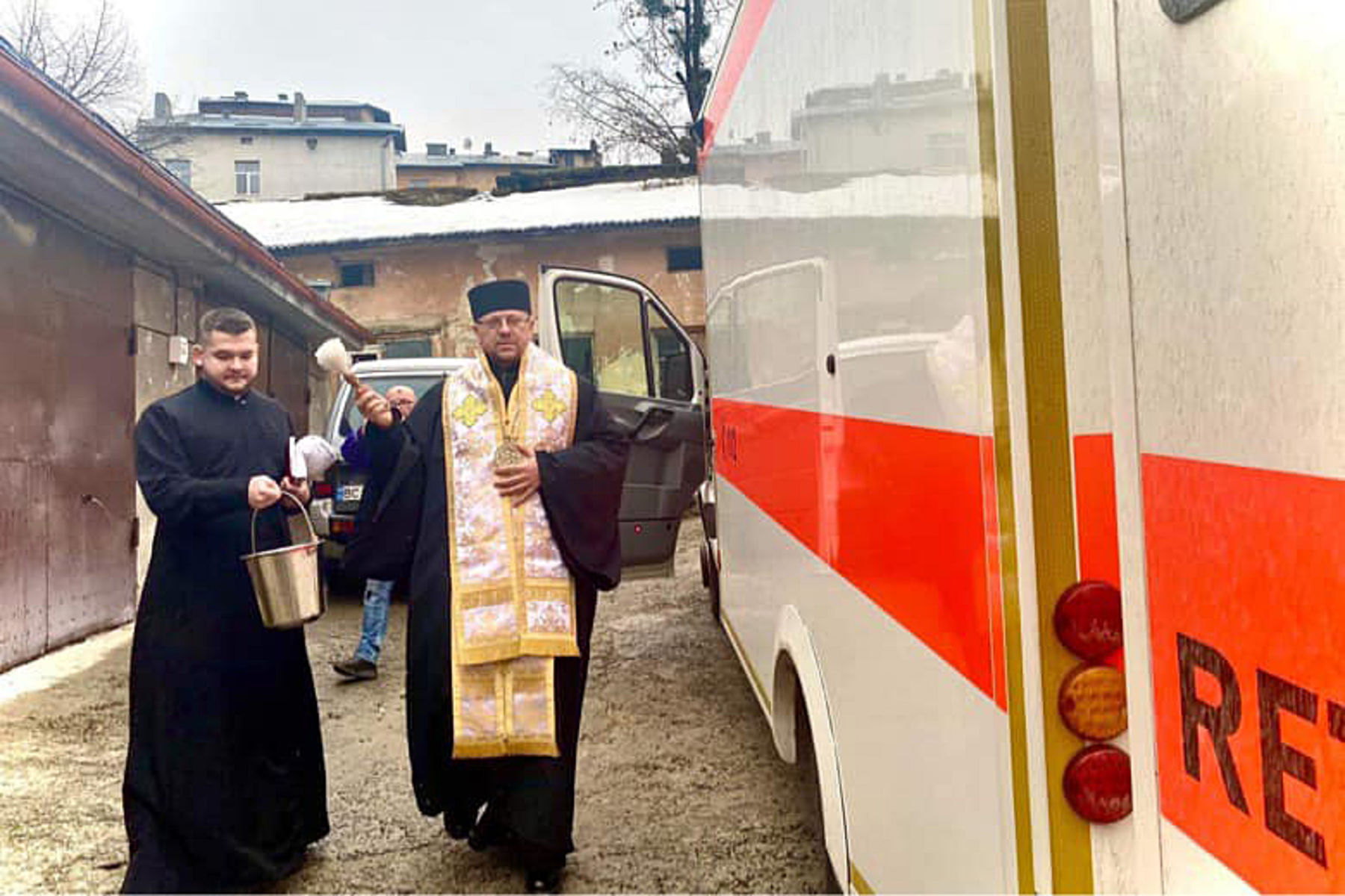 Владика Володимир Груца освятив автомобіль швидкої допомоги для Шпиталю Шептицького