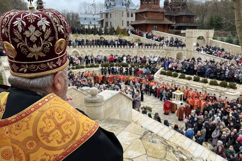 Stations of the Cross in Zarvanytsia unites thousands of faithful in prayer for Ukraine