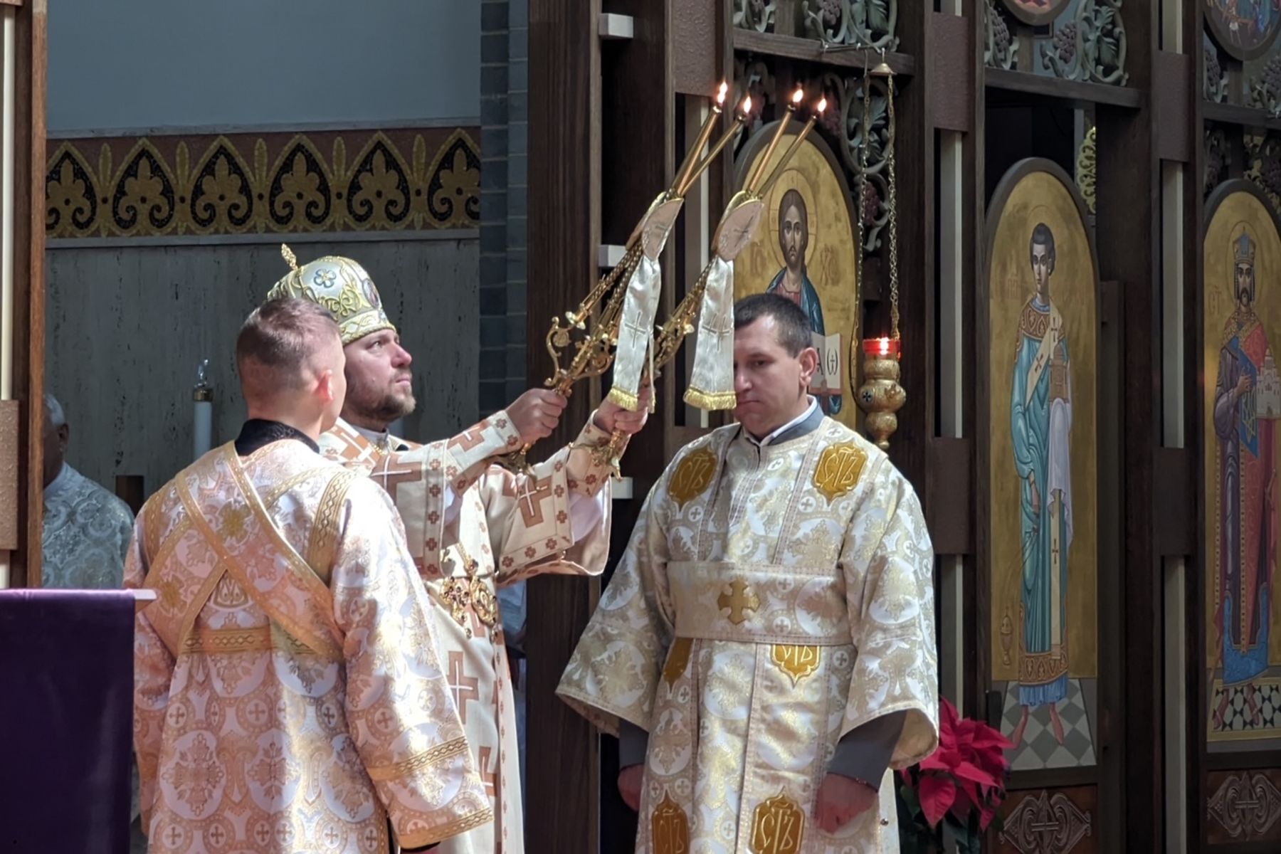 Владика Микола Бичок у Мельбурні висвятив двох дияконів