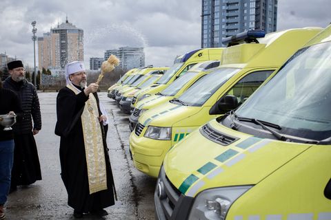 «Голосом зранених людей кажемо вам, братам і сестрам: Дякуємо!» — Блаженніший Святослав освятив у Києві передані з Австрії реанімобілі 