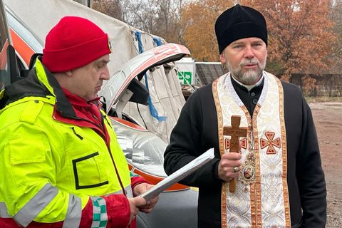 Владика Василь Тучапець освятив карети швидкої допомоги для медичного центру Харківської області