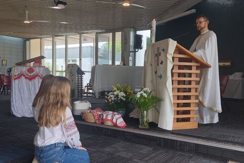 Priest of Melbourne Eparchy visits the faithful in Darwin