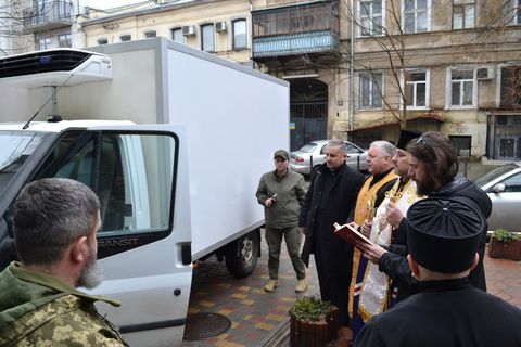 Одеський екзарх освятив і передав ЗСУ автомобіль-рефрижератор