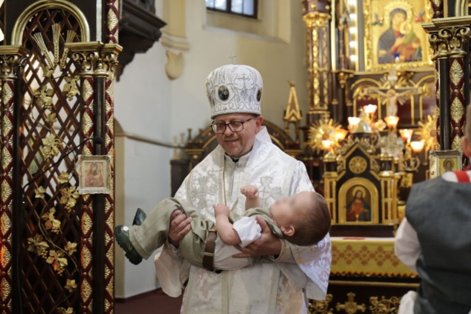 Владика Володимир Груца охрестив дітей-сиріт із Львівського будинку дитини