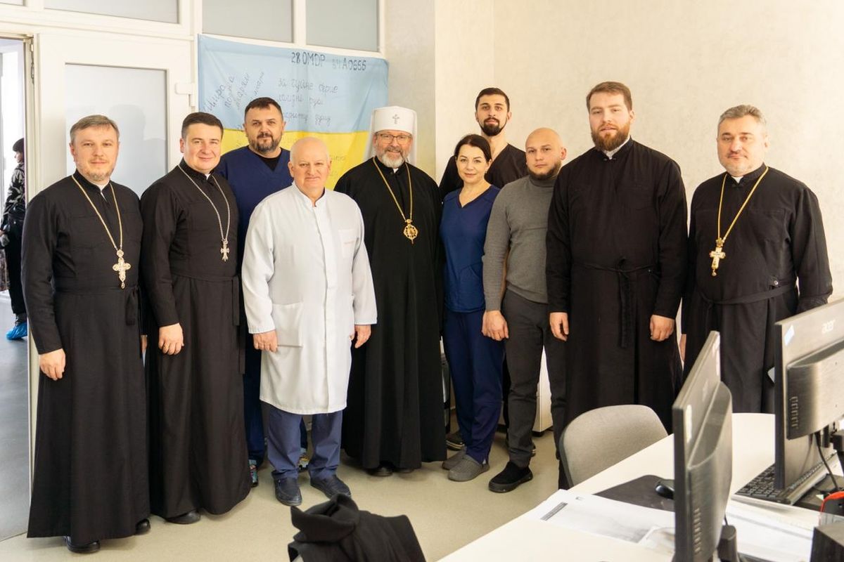 Глава УГКЦ передав допомогу військовій лікарні у Черкасах