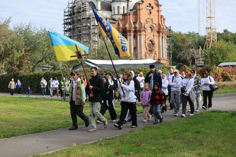 Під час пішої прощі Харків—Покотилівка молилися за покликання молоді й Україну