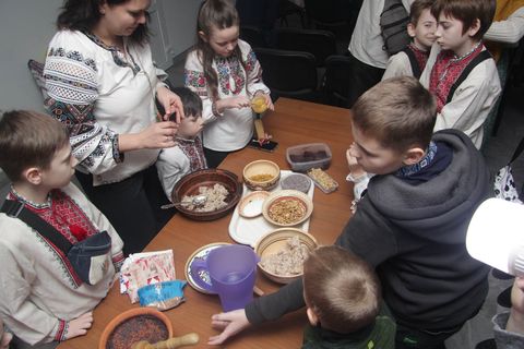 На парафії УГКЦ у Вишневому провели різдвяний майстер-клас для внутрішньо переміщених осіб