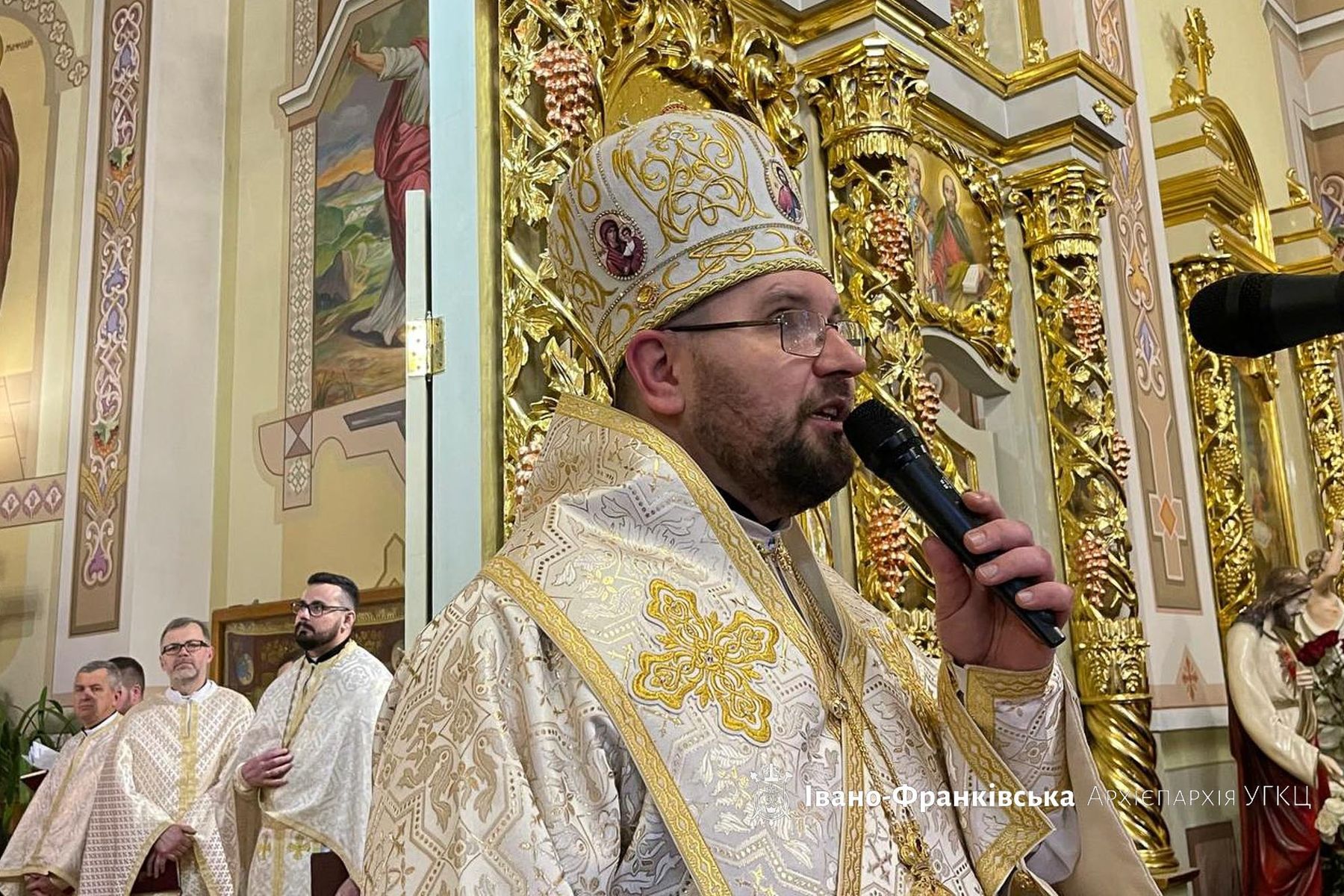 «Кожен із нас, прийшовши сюди, зустрів Божий погляд», — владика Максим Рябуха на нічних чуваннях у Старуні