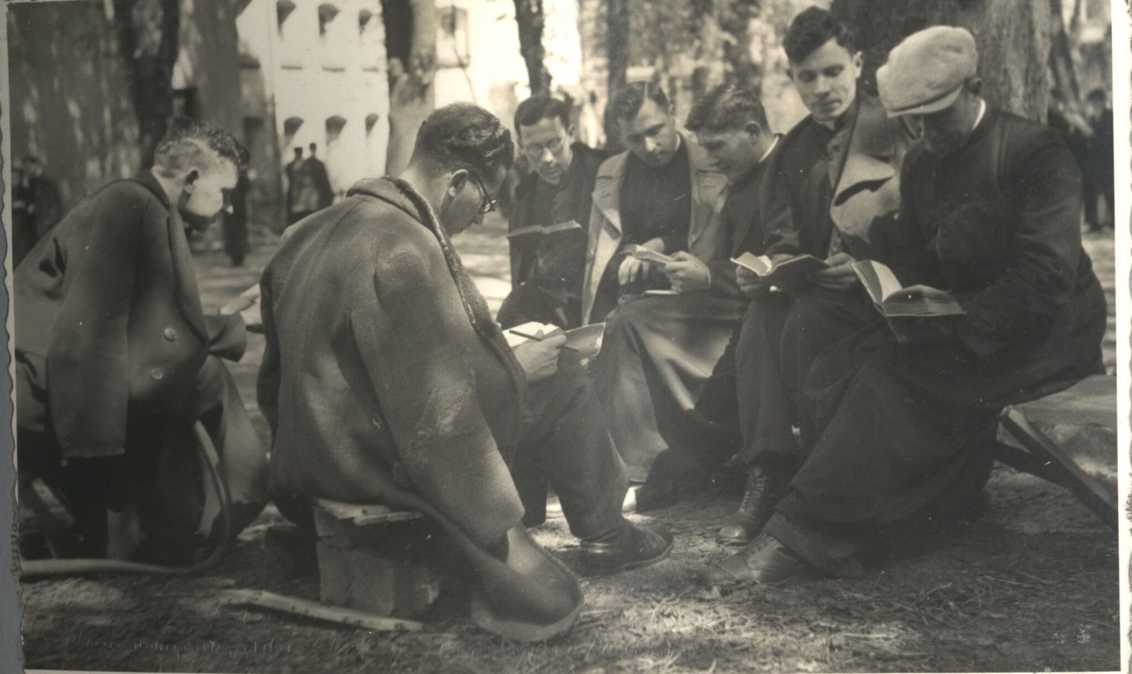 Студенти на подвірʼї Львівської богословської академії