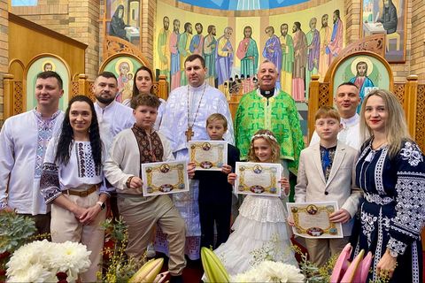 У парафії Святого Володимира в Канберрі діти приступили до урочистого Святого  Причастя