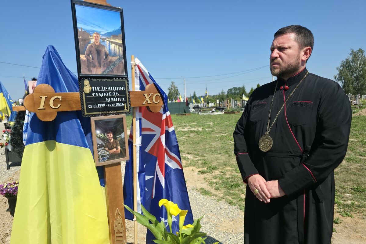 Владика Микола кардинал Бичок помолився на могилі австралійського воїна, який віддав життя за Україну