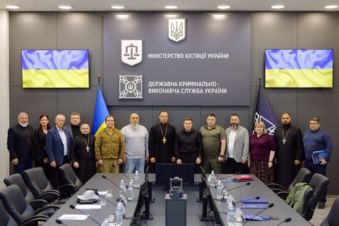 В Україні обговорили можливість запровадження штатних капеланів у в’язницях
