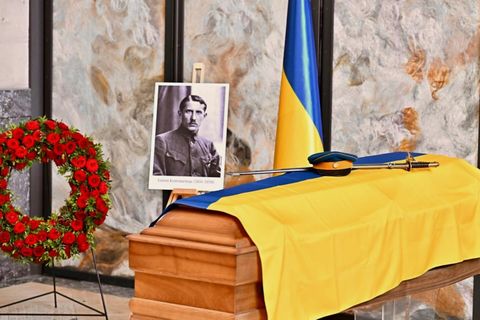 Останки Євгена Коновальця повертаються в Україну: владика Ігор Ранця очолив панахиду в Роттердамі
