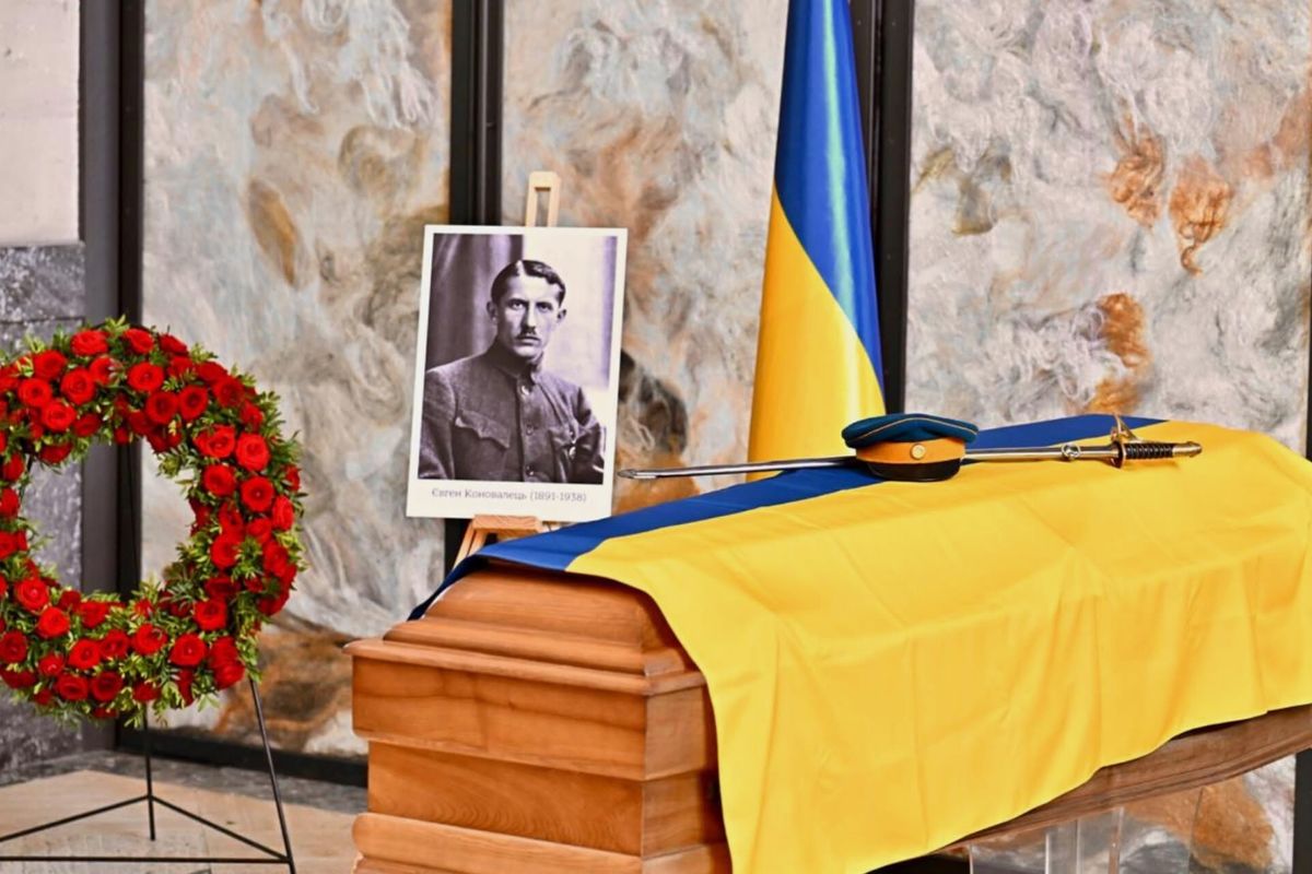Останки Євгена Коновальця повертаються в Україну: владика Ігор Ранця очолив панахиду в Роттердамі