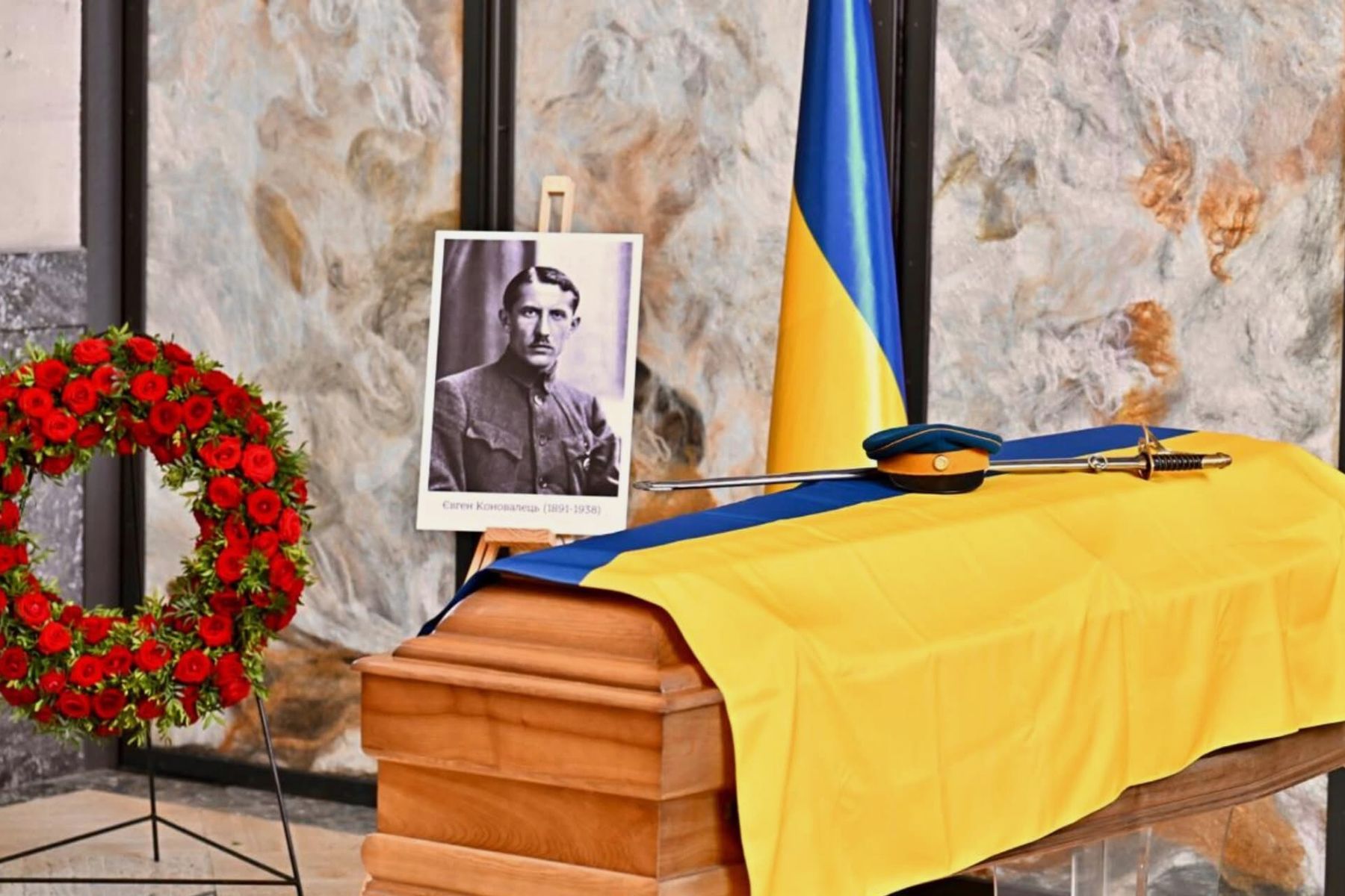 Останки Євгена Коновальця повертаються в Україну: владика Ігор Ранця очолив панахиду в Роттердамі