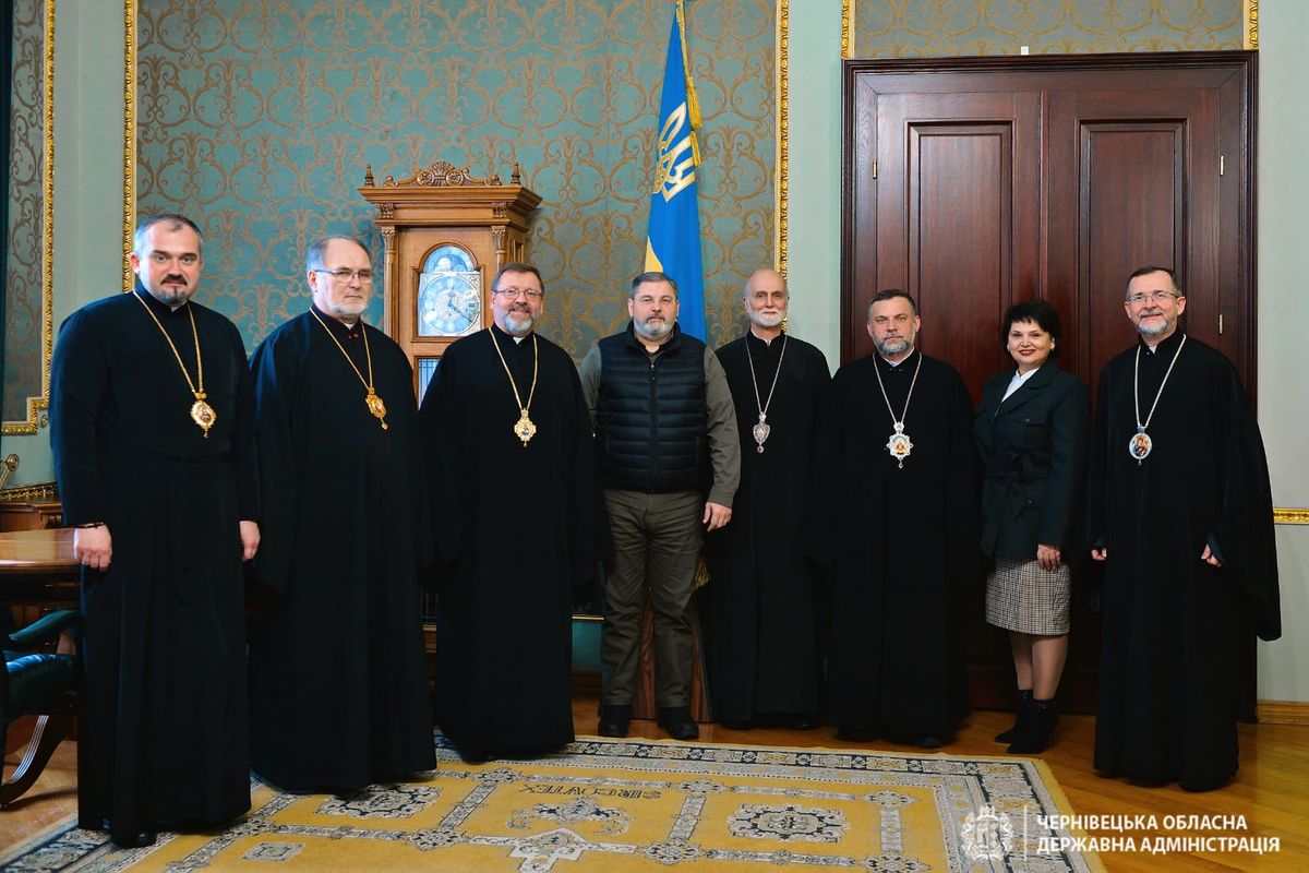 Члени Постійного Синоду УГКЦ зустрілися з головою Чернівецької ОВА