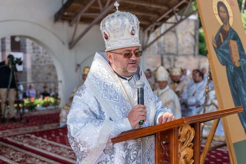 «Під час цієї жорстокої війни Ви проповідуєте Божу перемогу над смертю», — Глава УГКЦ привітав владику Володимира Фірмана з 50-річчям