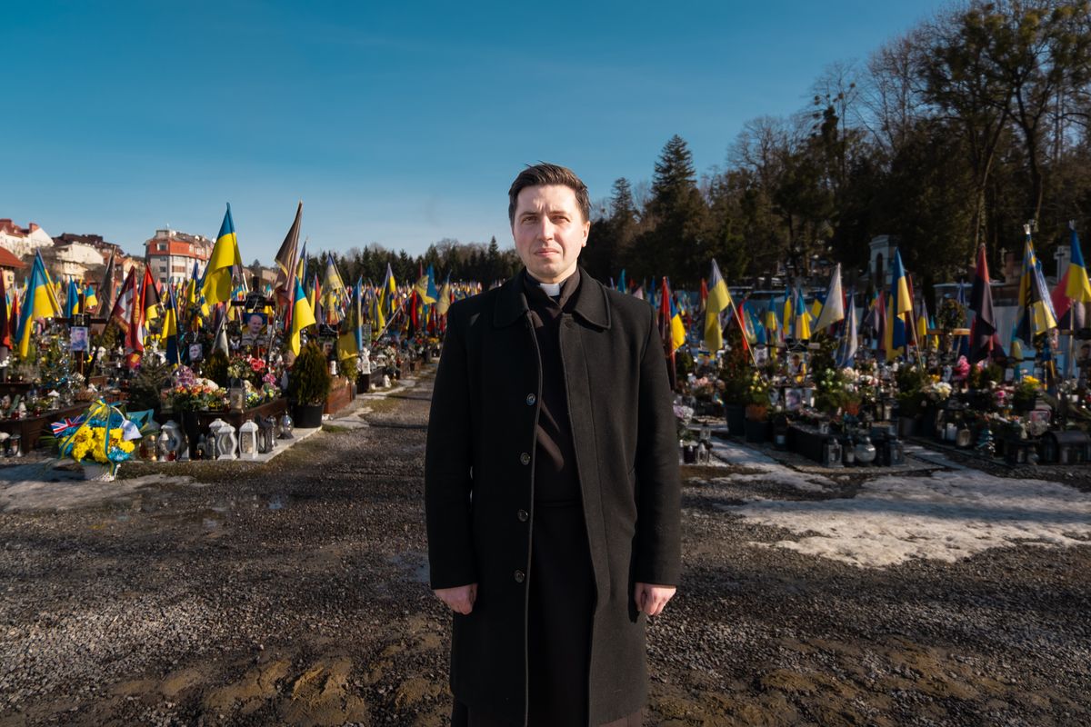 «Після прощання — хрещення. Ми як нація продовжуємо жити» — отець Андрій Кобилюх, капелан Гарнізонного храму