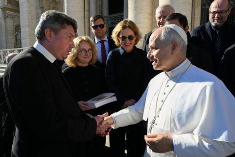 Папі Леву XIV подарували книжку про святого священномученика Йосафата