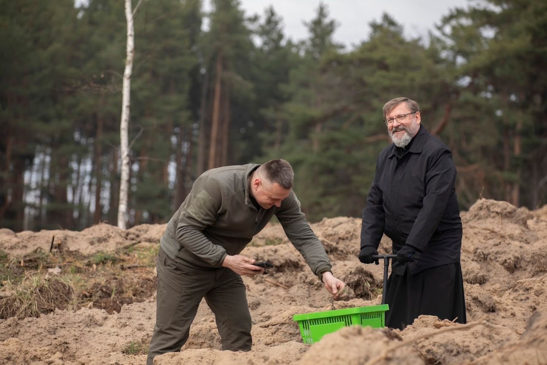Блаженніший Святослав разом зі священниками висадив саджанці в лісі на Київщині
