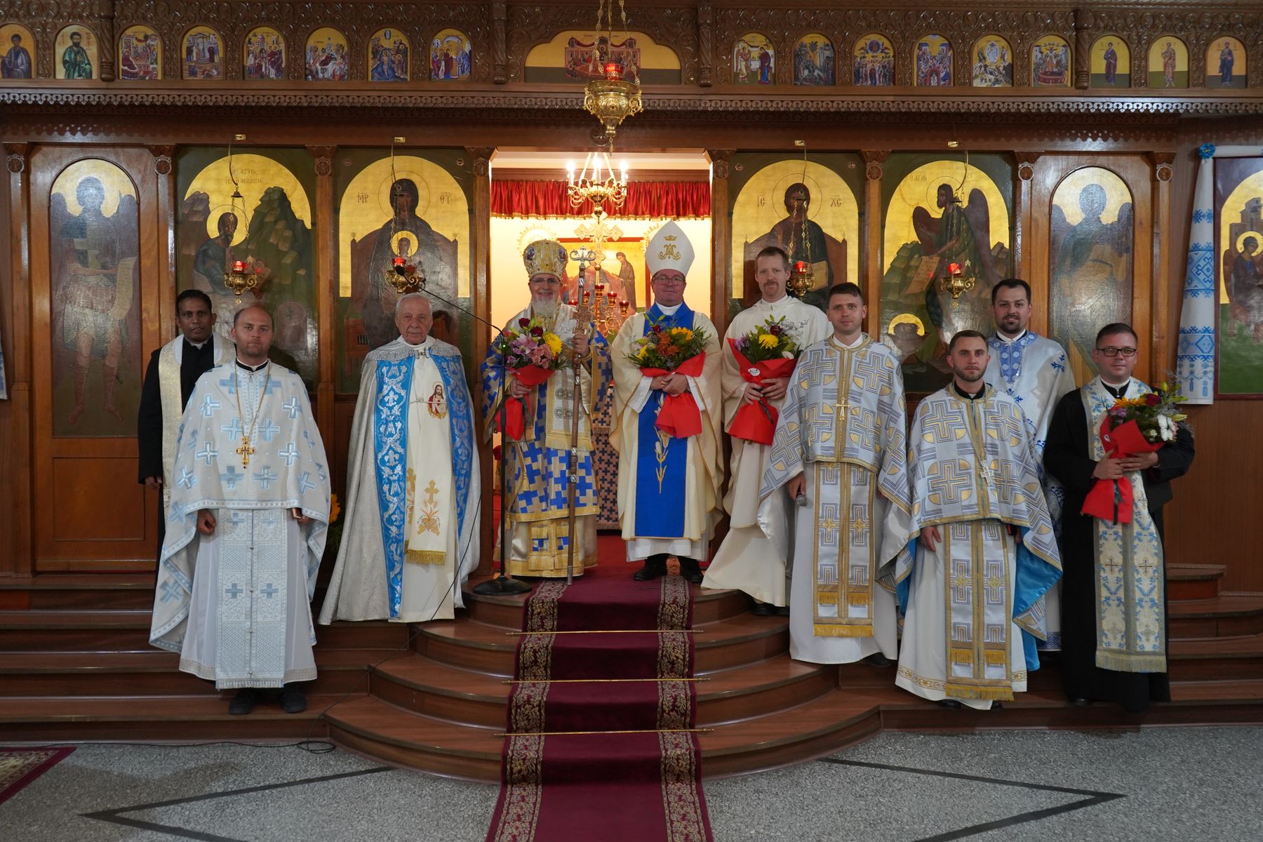 В Афінах у свято Покрову освятили другий ярус іконостаса