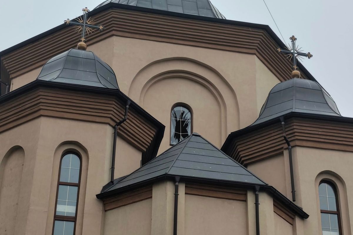 Унаслідок ворожого обстрілу постраждав храм Трьох святителів УГКЦ у Броварах