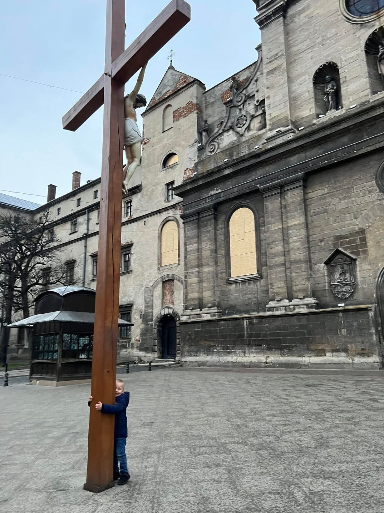 Святославчик обіймає Розп'яття біля храму Святого Андрія Первозваного у Львові