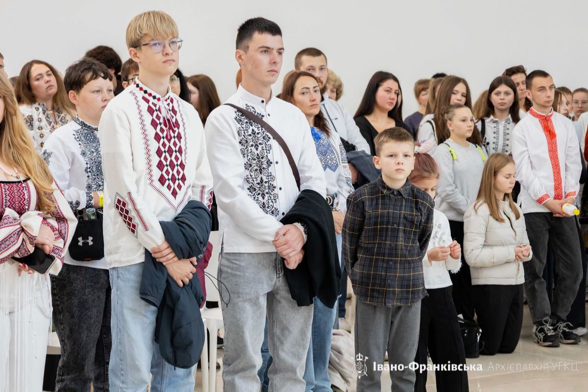 Понад 1 000 молодих людей у вишиванках зібралися на з’їзд «Світло світу» у Старуні
