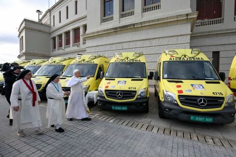 Папа Лев XIV благословив 31 автомобіль швидкої допомоги для України