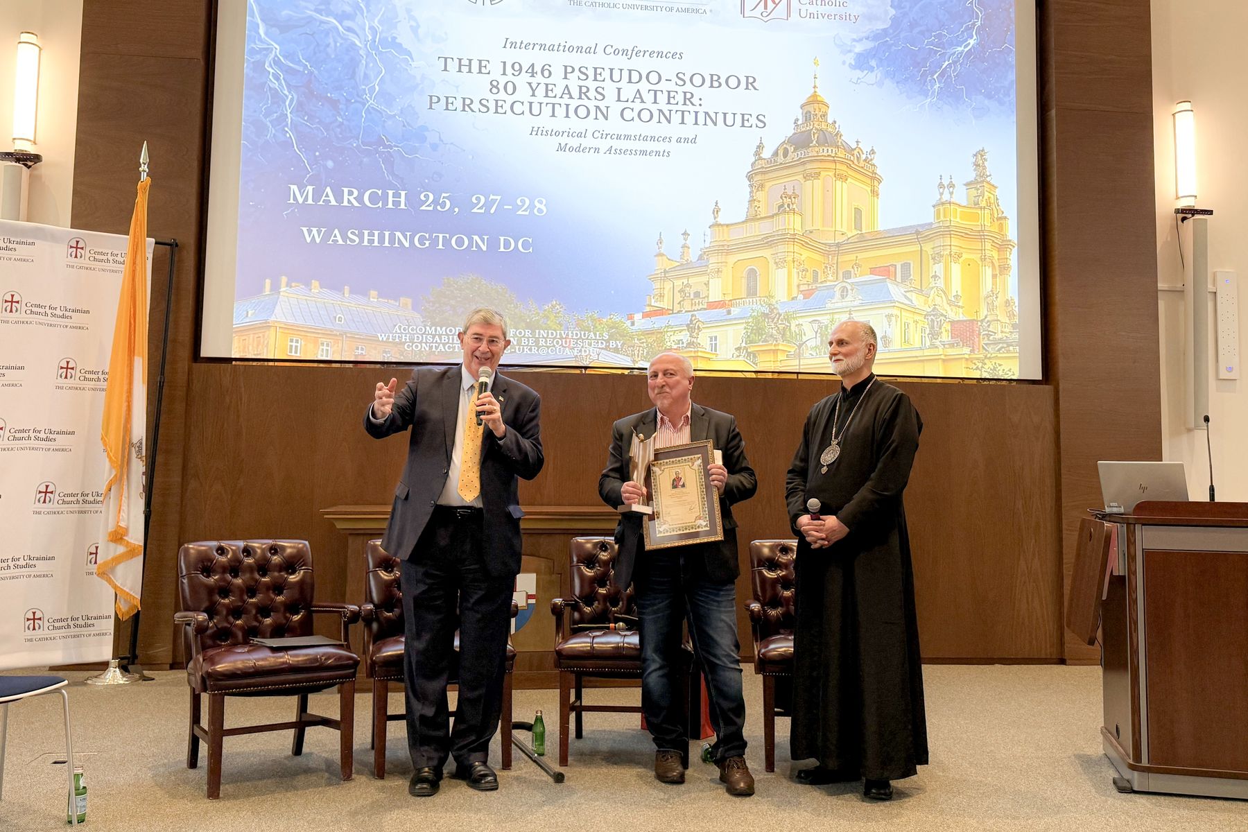 Джордж Вайґель особисто отримав відзнаку Блаженного Омеляна Ковча у Вашингтоні