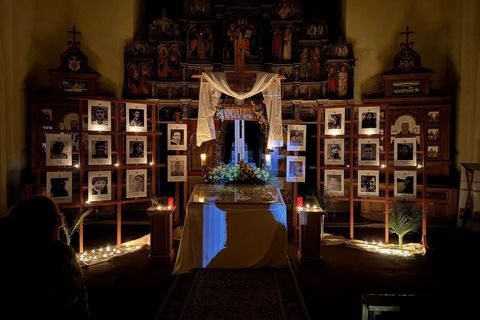 У львівському храмі поруч із Плащаницею встановили портрети загиблих військових