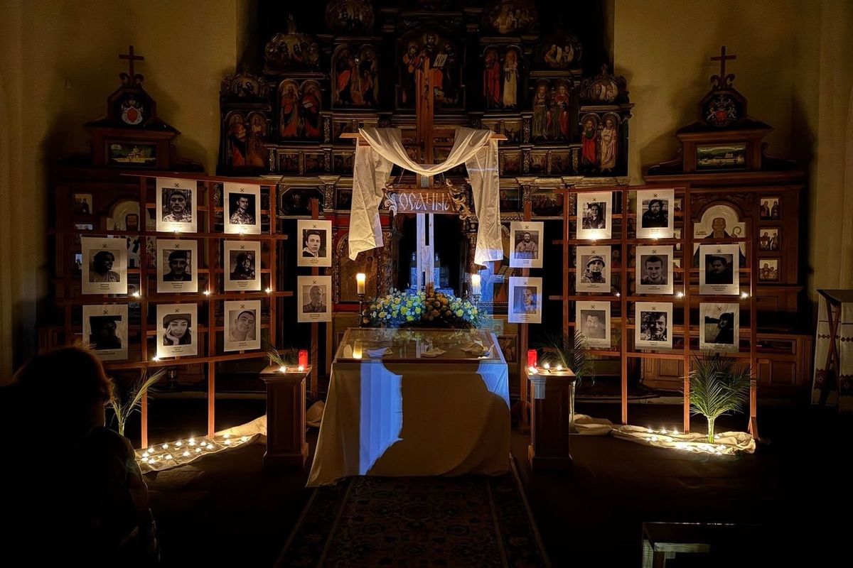 У львівському храмі поряд із Плащаницею встановили портрети загиблих військових