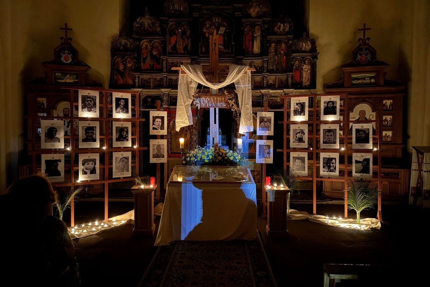 У львівському храмі поруч із Плащаницею встановили портрети загиблих військових