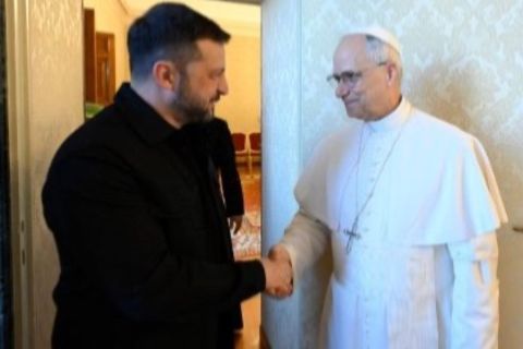 Папа Лев XIV обговорив із Володимиром Зеленським гуманітарну ситуацію в Олешках
