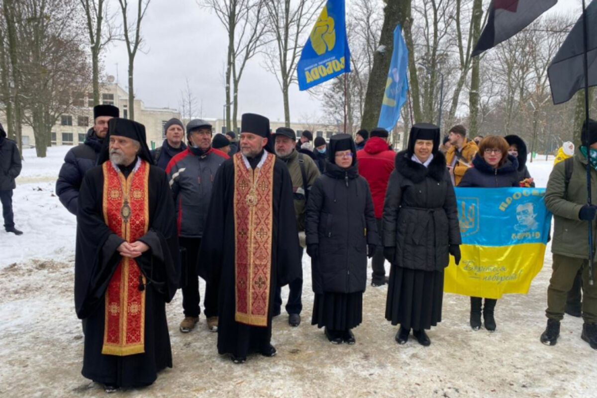 Владика Василь Тучапець та архиєпископ Ігор Ісіченко освятили в Харкові пам’ятний знак воїнам УПА