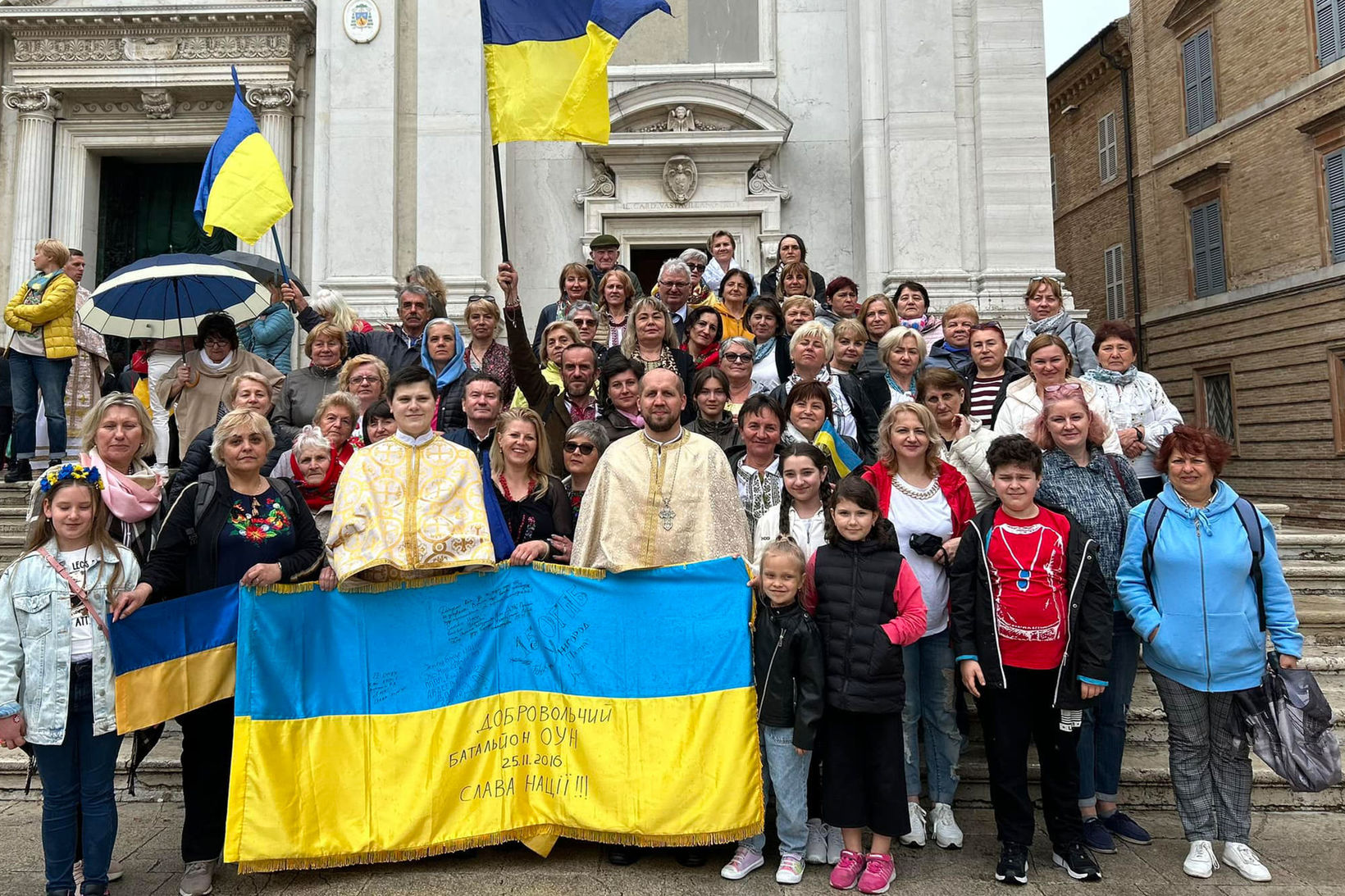 Отець Володимир Медвідь з парафіянами під час паломництва у Лорето