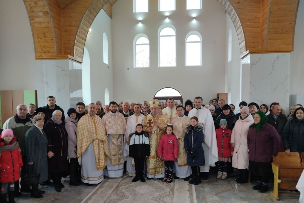 На Чернівеччині владика Йосафат Мощич освятив новозбудований храм