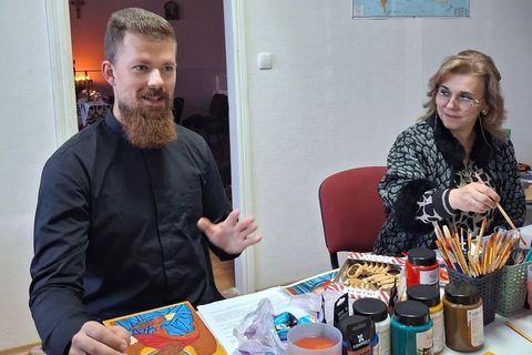 Ікона власними руками: як на Вінниччині священник безкоштовно навчає іконопису