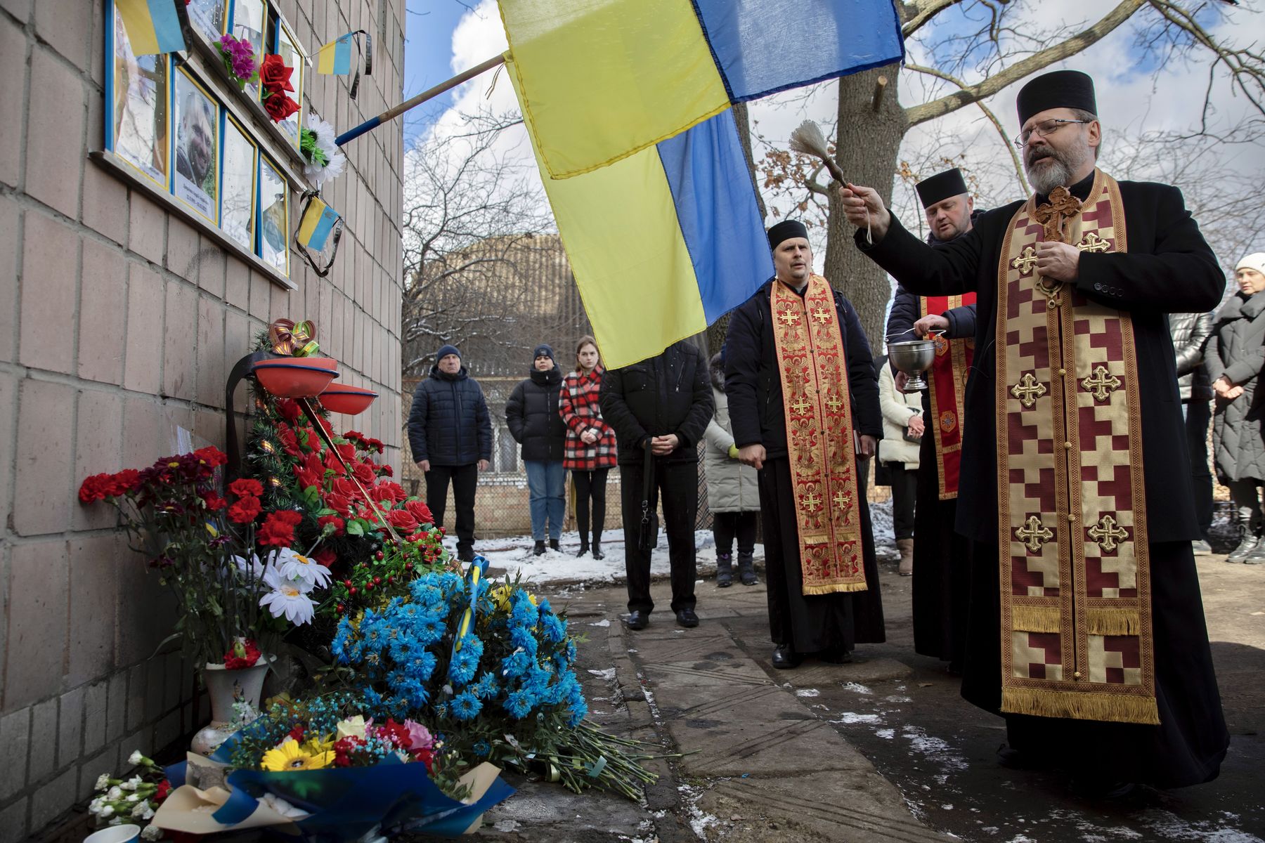 His Beatitude Sviatoslav in Bucha, with relatives of the victims at 144 Yablunska Street pray for the victims of Russian aggression