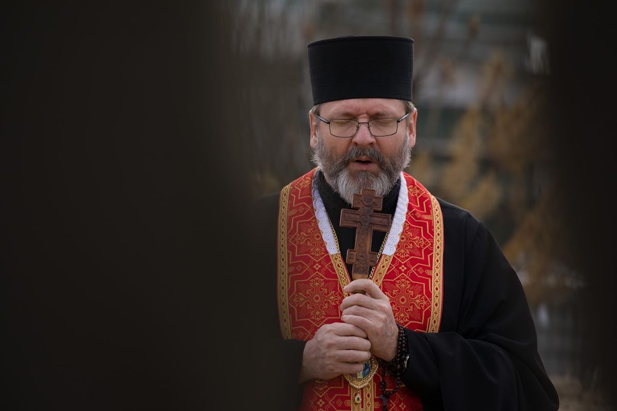 Молитва Блаженнішого Святослава над братською могилою у м. Буча на Київщині. Фото: Олександр Савранський.