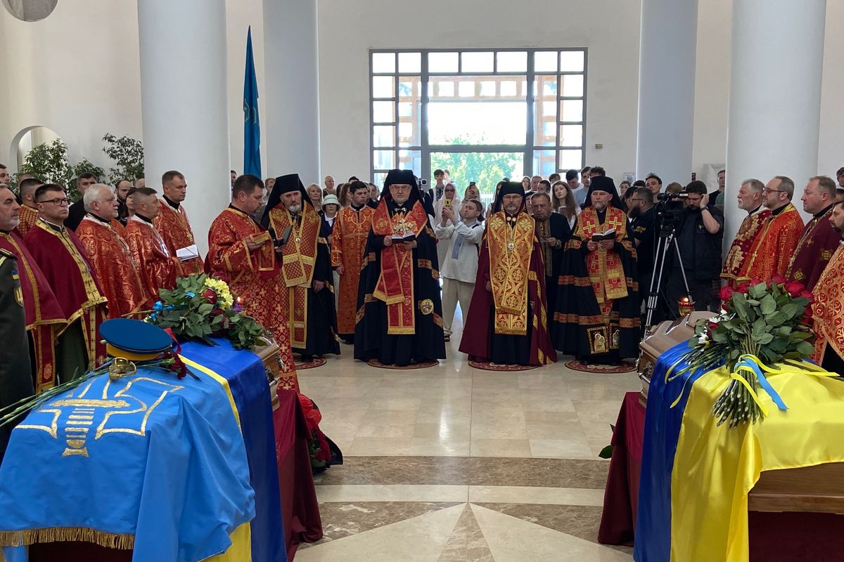 «Народ, який повертає своїх Героїв, повертає самого себе», — владика Йосиф Мілян під час перепоховання Андрія і Софії Мельників