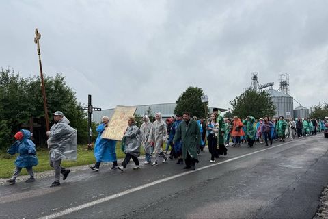 Сотні паломників вирушили до Зарваниці молитися за мир