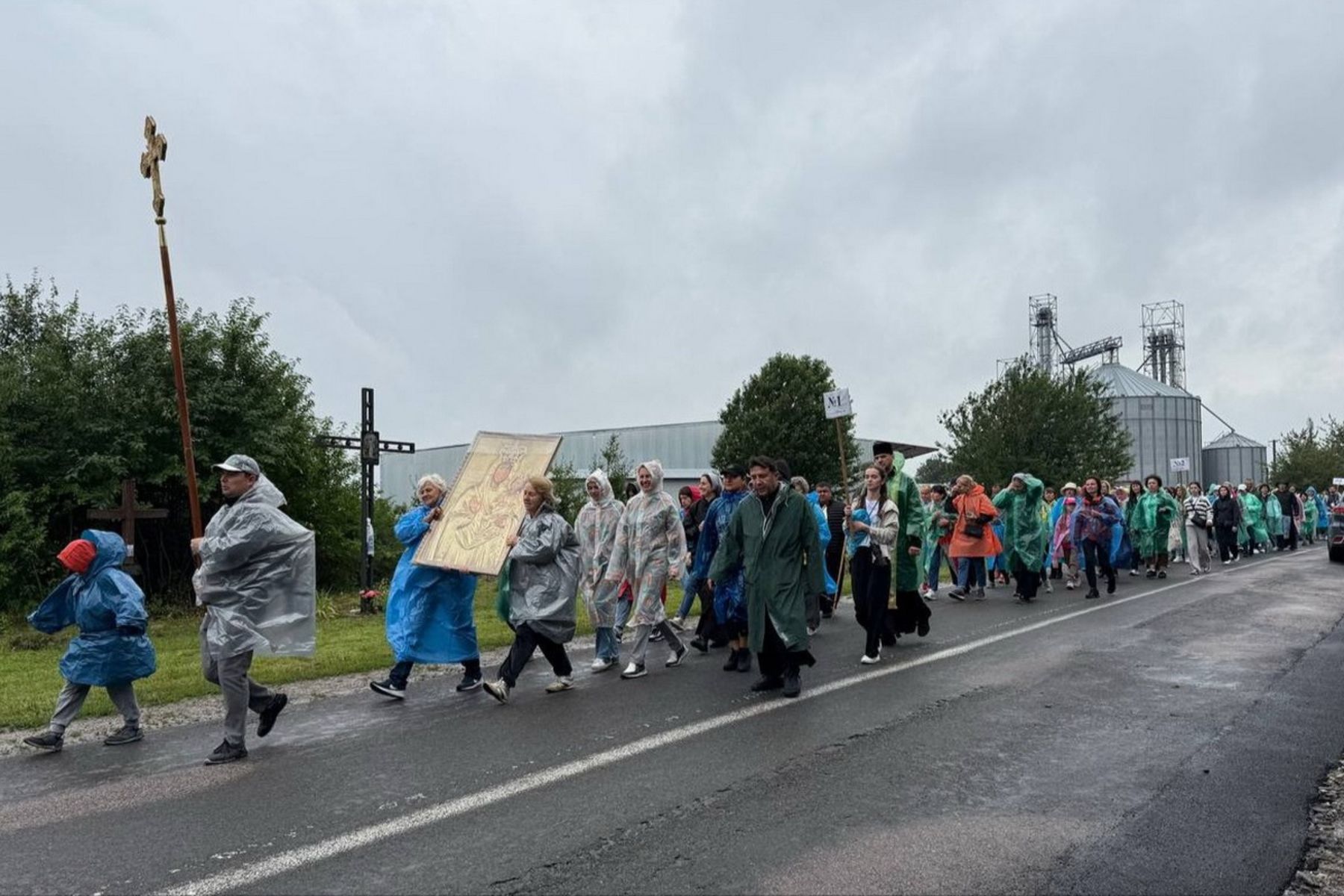 Сотні паломників вирушили до Зарваниці молитися за мир