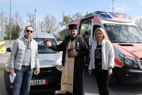 «Карітас-Миколаїв» отримав спецавто для перевезення маломобільних людей, а лікарні — дві карети швидкої допомоги