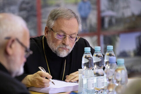 Не тільки отців, але й матерів, не тільки братів, але й сестер. Владика Гліб Лончина представив на Синоді зміни в літургійних текстах